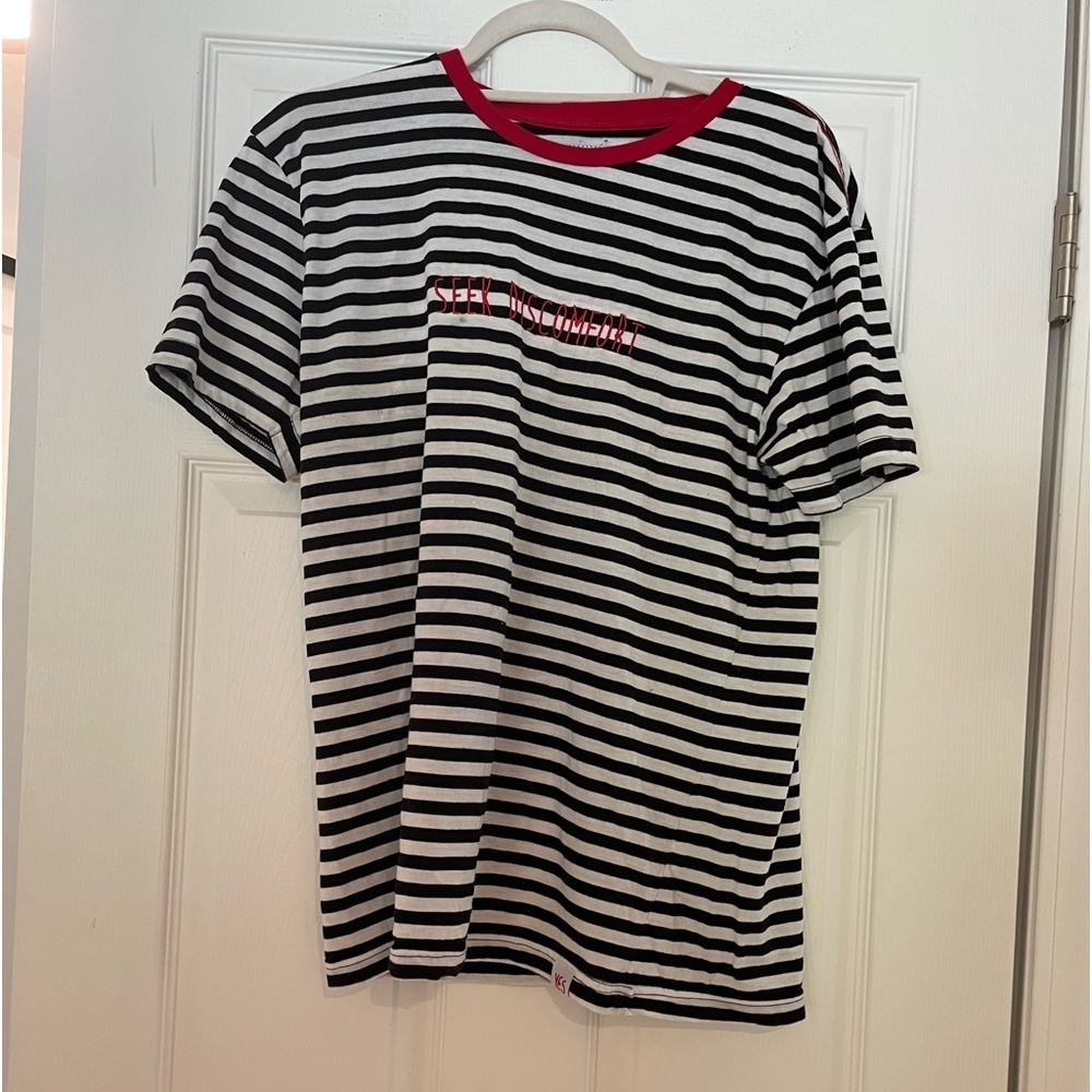 SEEK DISCOMFORT STRIPED T-SHIRT